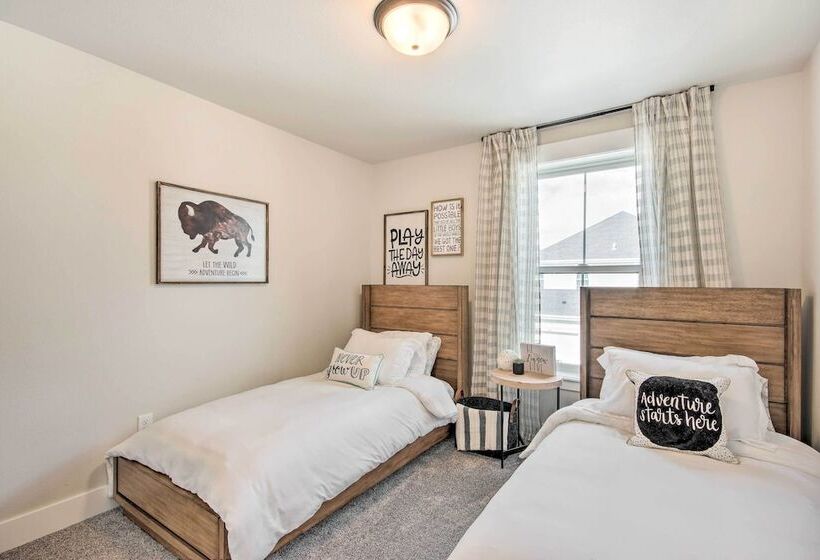 Cozy Montana Retreat W/ Patio & Fire Pit!