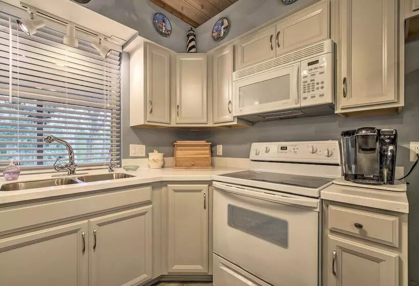 Crystal River Home W/ Dock, 1 Mile To Boat Launch