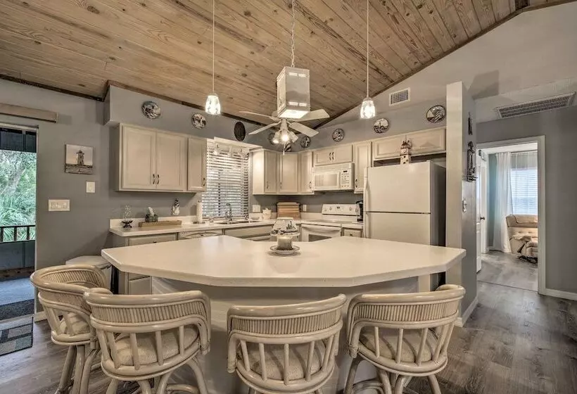 Crystal River Home W/ Dock, 1 Mile To Boat Launch