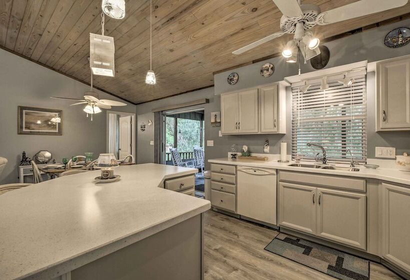 Crystal River Home W/ Dock, 1 Mile To Boat Launch