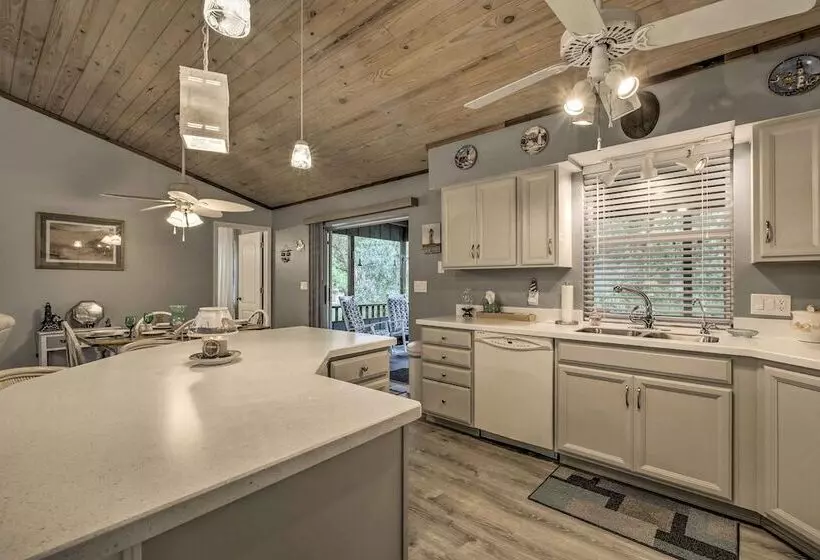 Crystal River Home W/ Dock, 1 Mile To Boat Launch