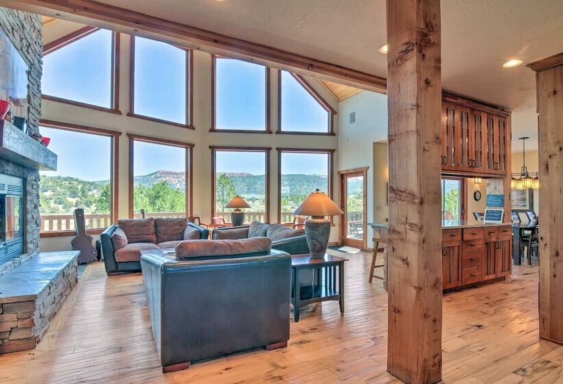 Elegant Retreat W/ Stunning Views & Hot Tub!