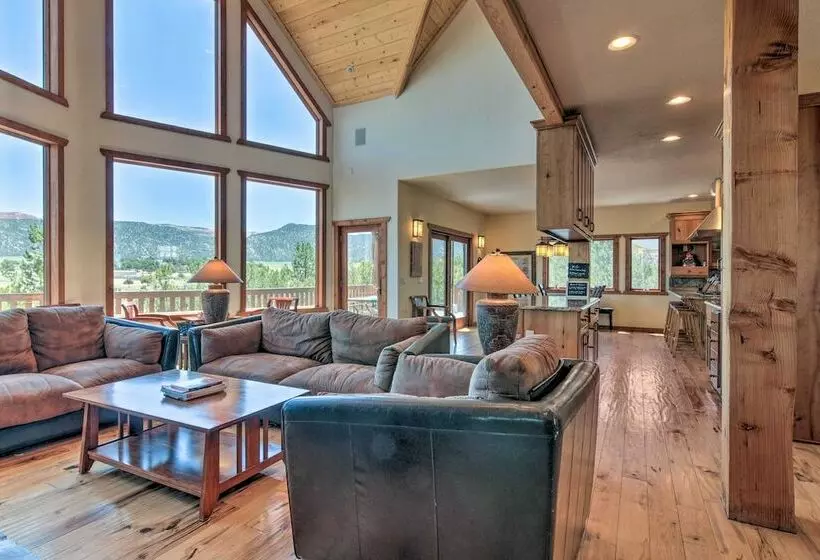 Elegant Retreat W/ Stunning Views & Hot Tub!