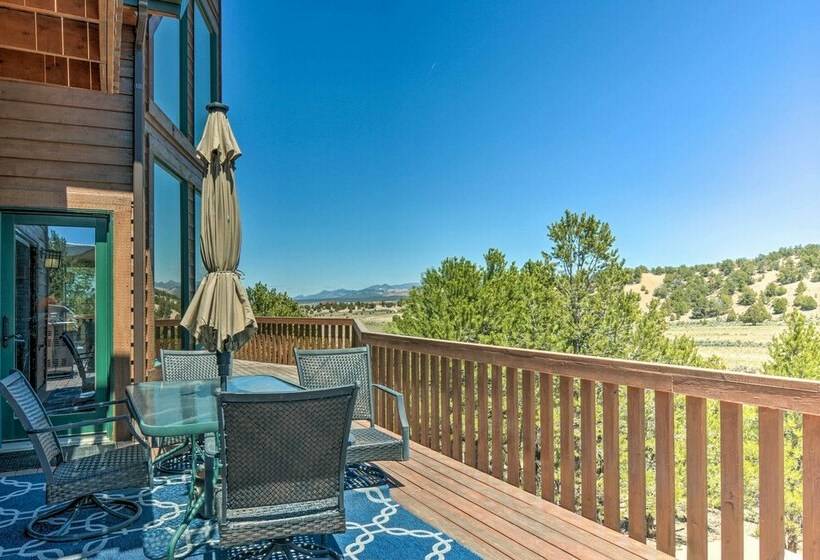 Elegant Retreat W/ Stunning Views & Hot Tub!