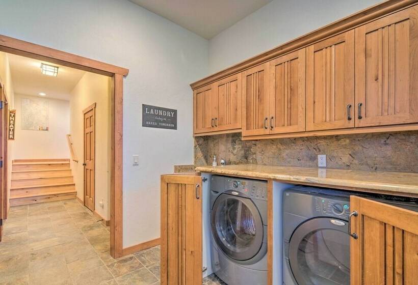 Elegant Retreat W/ Stunning Views & Hot Tub!