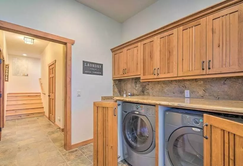 Elegant Retreat W/ Stunning Views & Hot Tub!