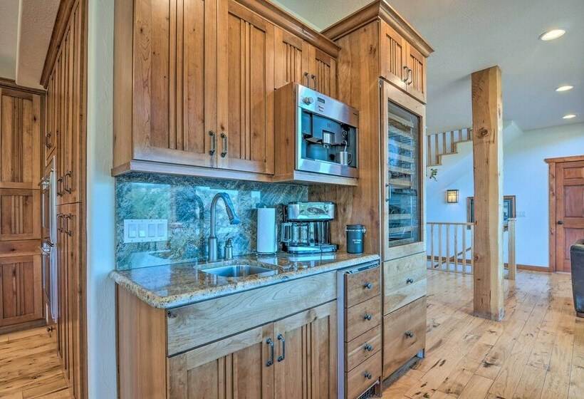 Elegant Retreat W/ Stunning Views & Hot Tub!