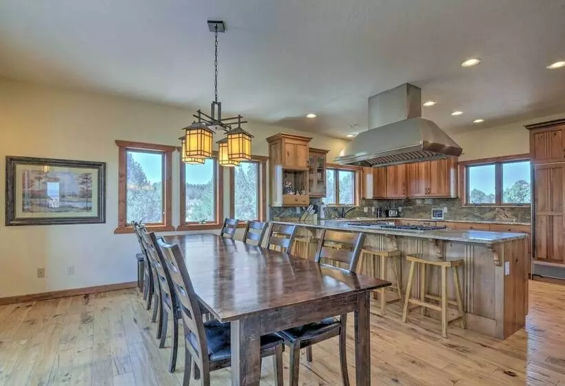 Elegant Retreat W/ Stunning Views & Hot Tub!
