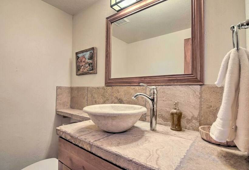 Elegant Retreat W/ Stunning Views & Hot Tub!