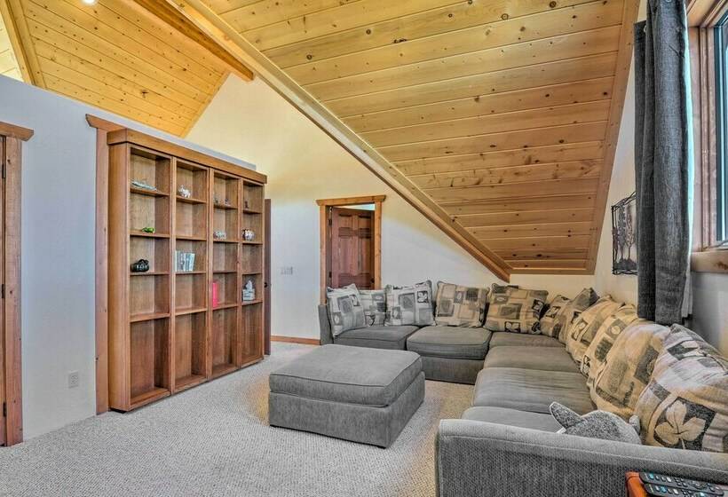 Elegant Retreat W/ Stunning Views & Hot Tub!