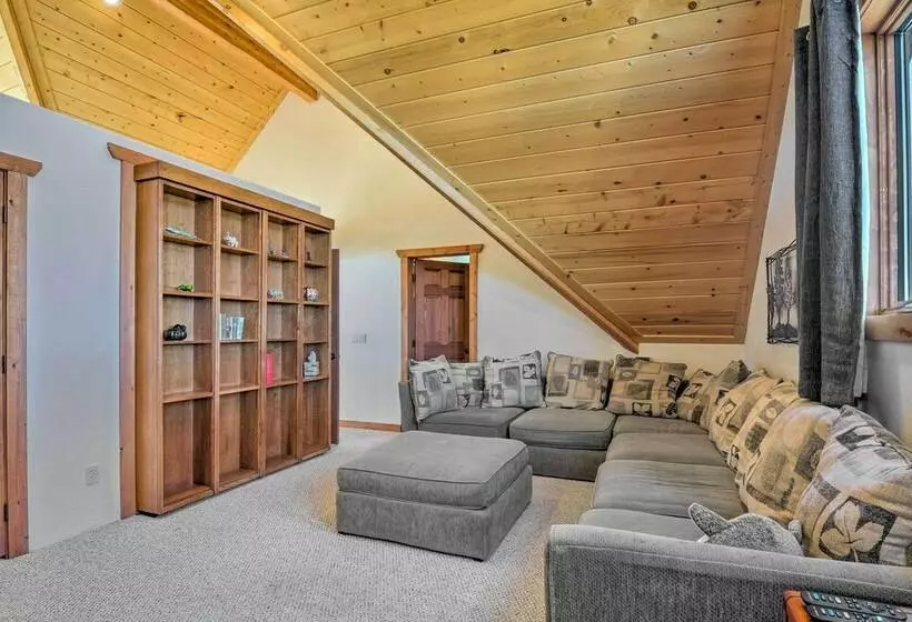Elegant Retreat W/ Stunning Views & Hot Tub!