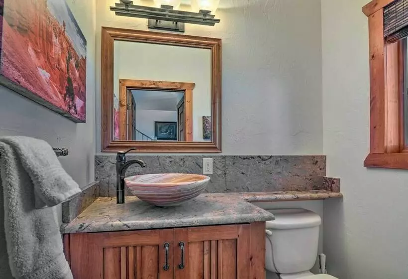 Elegant Retreat W/ Stunning Views & Hot Tub!