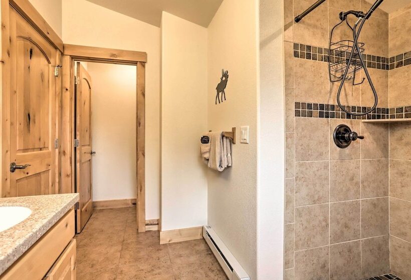 Updated & Spacious Lodge In Heart Of Estes Park!