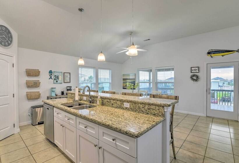 Walk To Beach: Family Friendly Galveston Home!