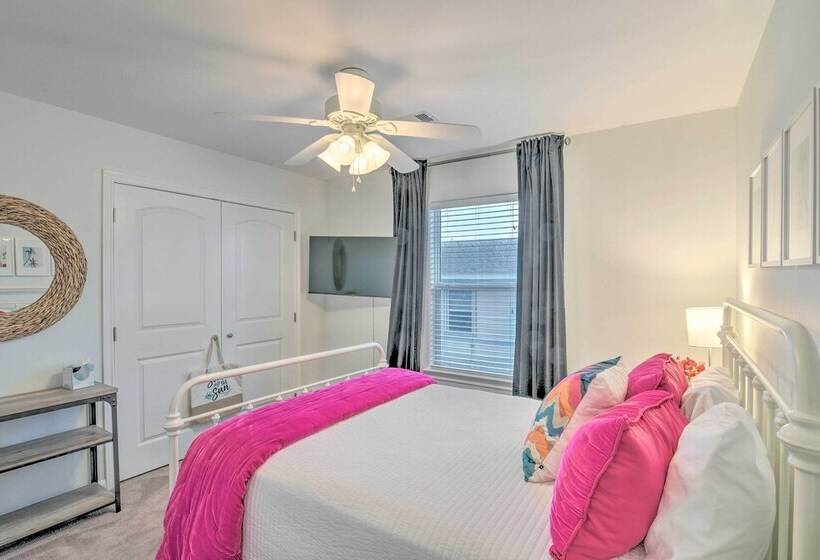 Walk To Beach: Family Friendly Galveston Home!