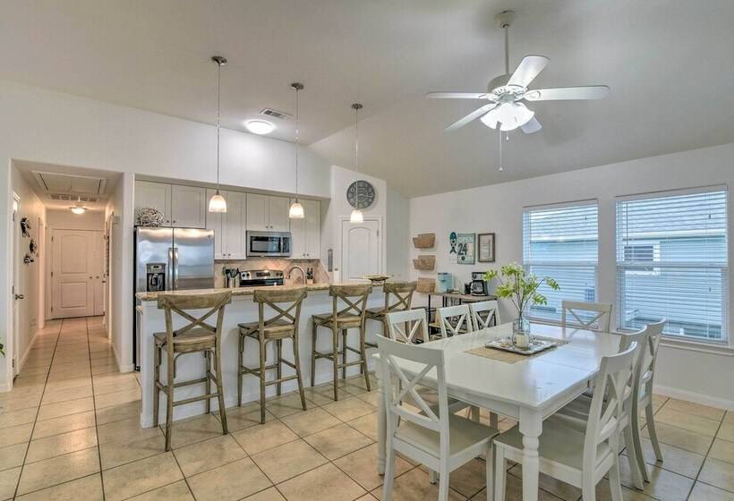 Walk To Beach: Family Friendly Galveston Home!