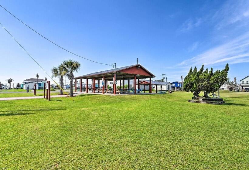 Walk To Beach: Family Friendly Galveston Home!