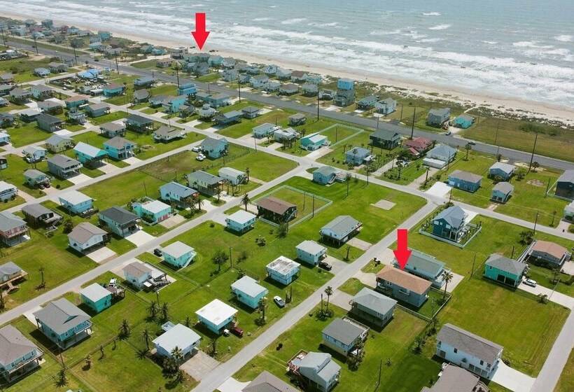 Walk To Beach: Family Friendly Galveston Home!