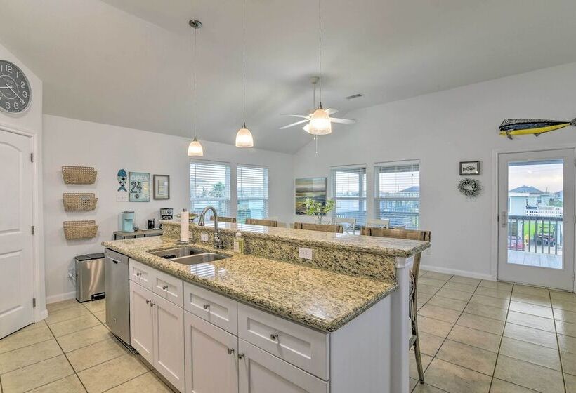 Walk To Beach: Family Friendly Galveston Home!