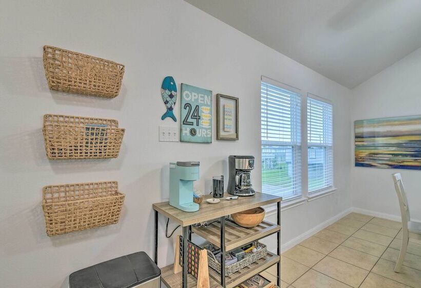 Walk To Beach: Family Friendly Galveston Home!