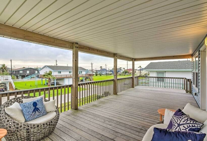 Walk To Beach: Family Friendly Galveston Home!