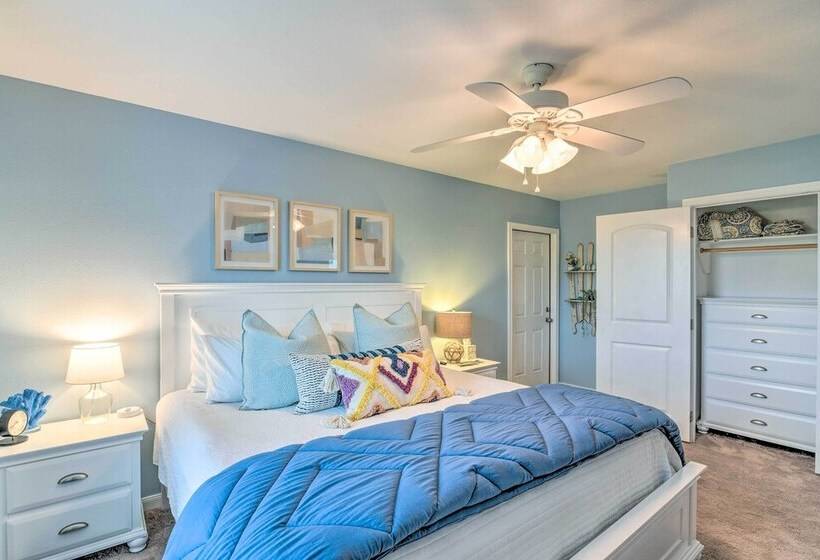 Walk To Beach: Family Friendly Galveston Home!