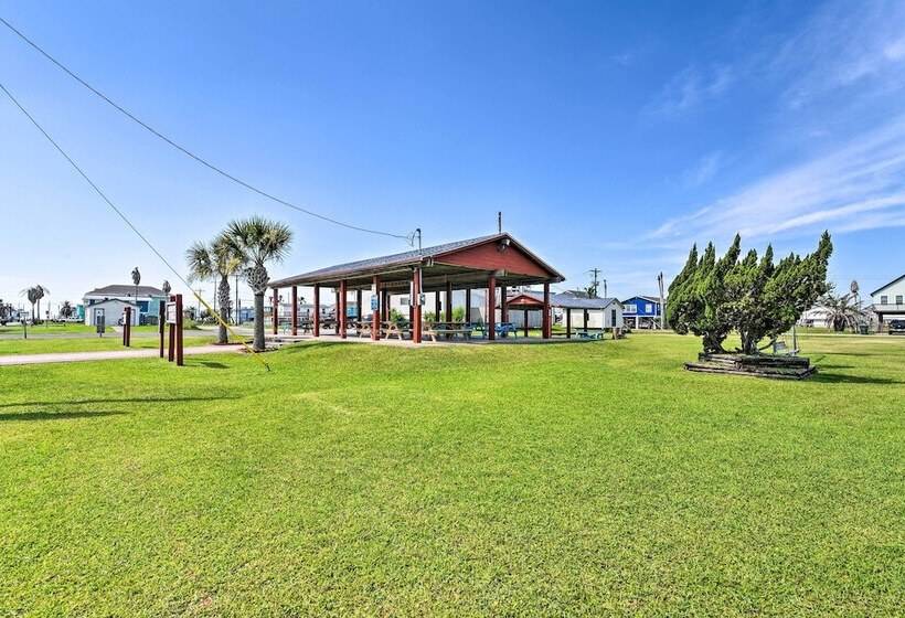 Walk To Beach: Family Friendly Galveston Home!
