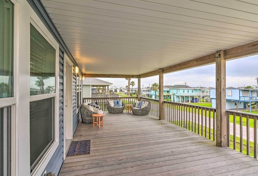 Walk To Beach: Family Friendly Galveston Home!