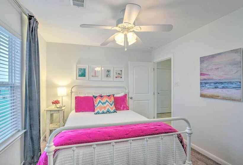Walk To Beach: Family Friendly Galveston Home!