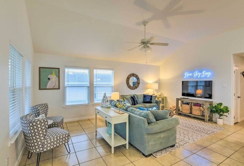 Walk To Beach: Family Friendly Galveston Home!