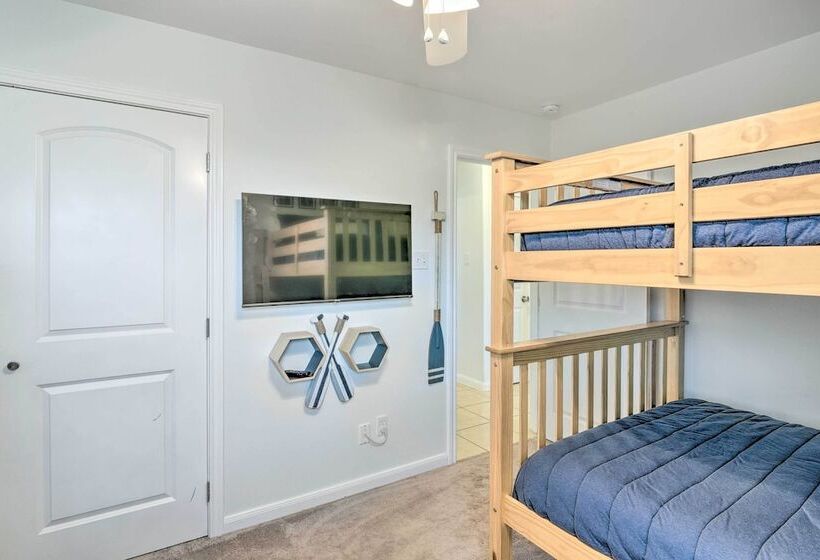 Walk To Beach: Family Friendly Galveston Home!