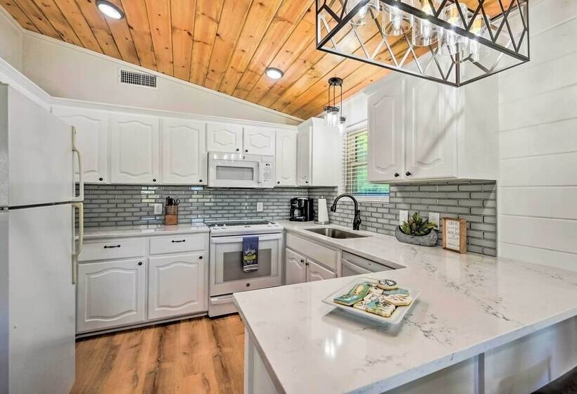 Broken Bow Retreat W/ Large Yard + Fire Pit!