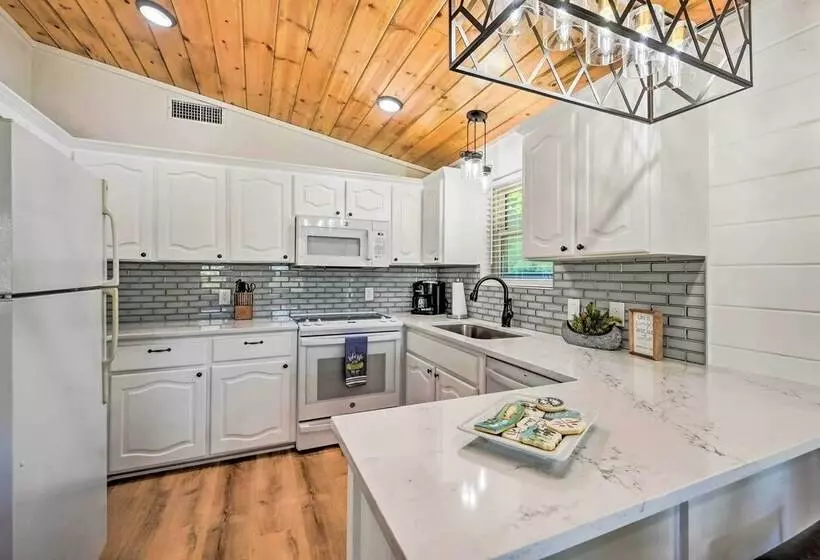 Broken Bow Retreat W/ Large Yard + Fire Pit!