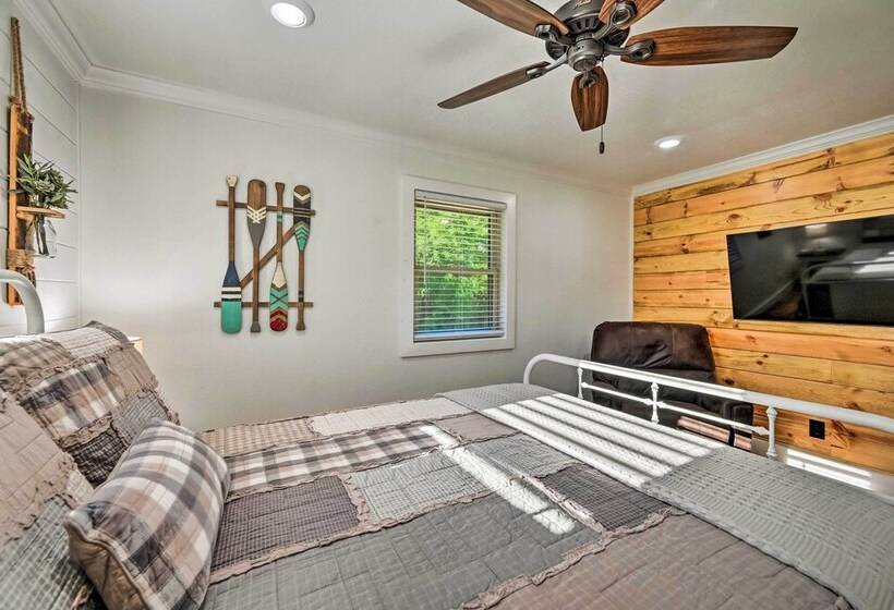 Broken Bow Retreat W/ Large Yard + Fire Pit!