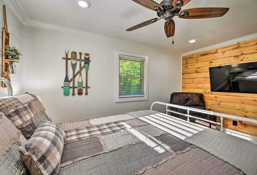 Broken Bow Retreat W/ Large Yard + Fire Pit!