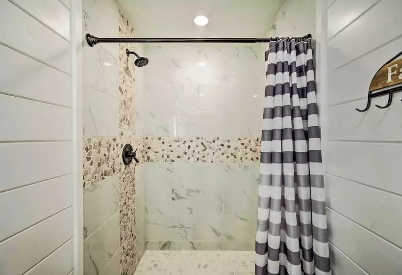 Broken Bow Retreat W/ Large Yard + Fire Pit!