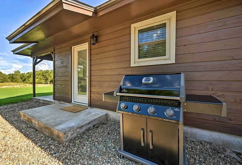 Broken Bow Retreat W/ Large Yard + Fire Pit!