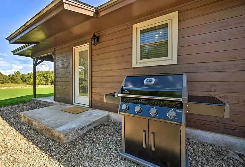 Broken Bow Retreat W/ Large Yard + Fire Pit!