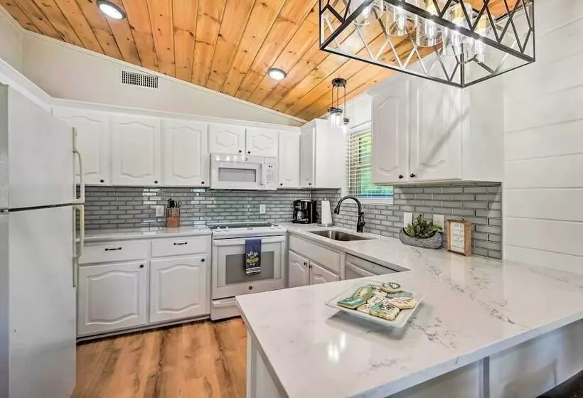 Broken Bow Retreat W/ Large Yard + Fire Pit!