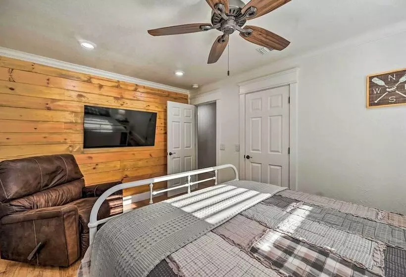 Broken Bow Retreat W/ Large Yard + Fire Pit!