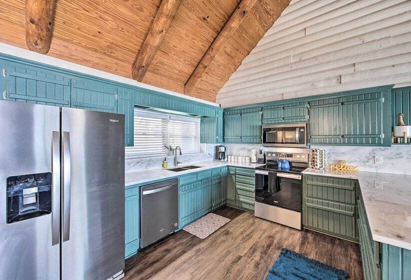 Gun Barrel City Home W/ Private Deck & Fire Pit