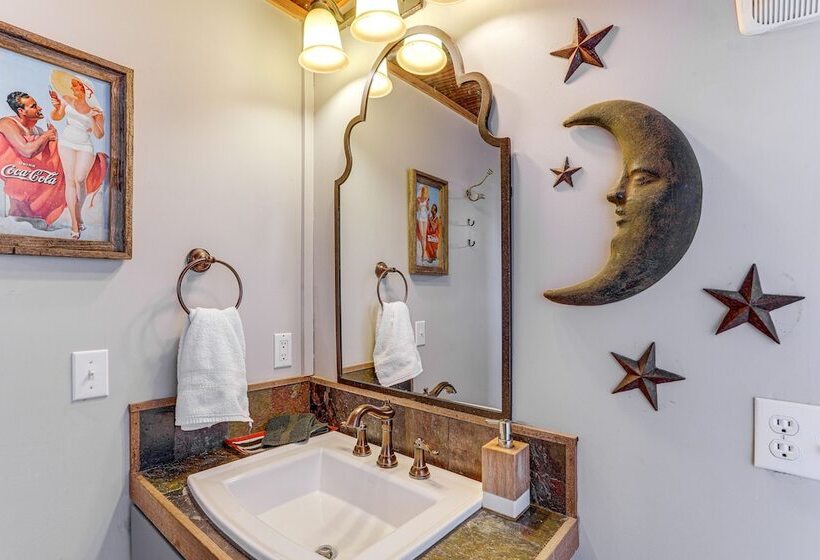 Historic Hardy House On Main Street W/ Fire Pit!