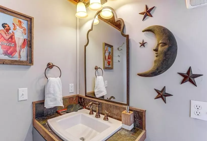 Historic  Hardy House  On Main Street W/ Fire Pit!