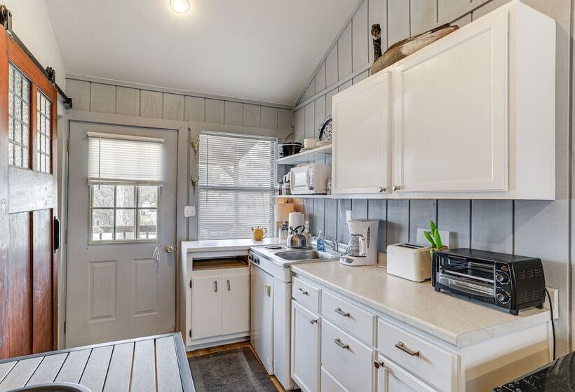 Historic Hardy House On Main Street W/ Fire Pit!