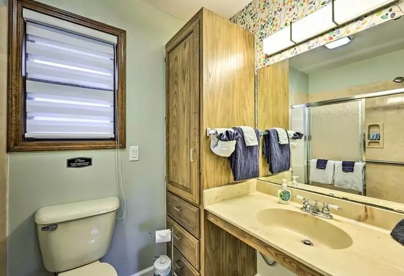 Holiday Island Home: Mountain View + Hot Tub!