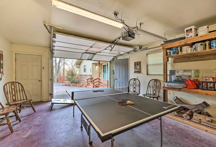 Holiday Island Home: Mountain View + Hot Tub!