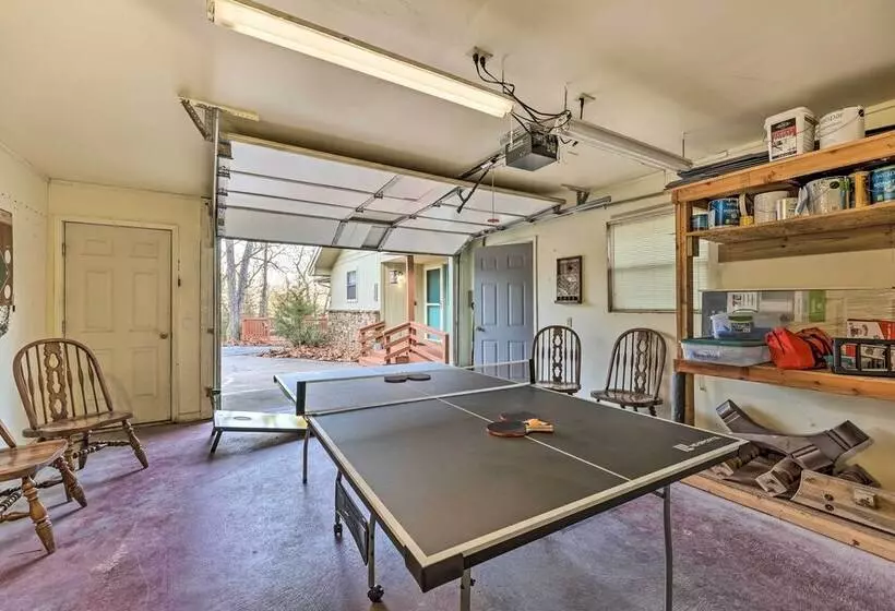 Holiday Island Home: Mountain View + Hot Tub!