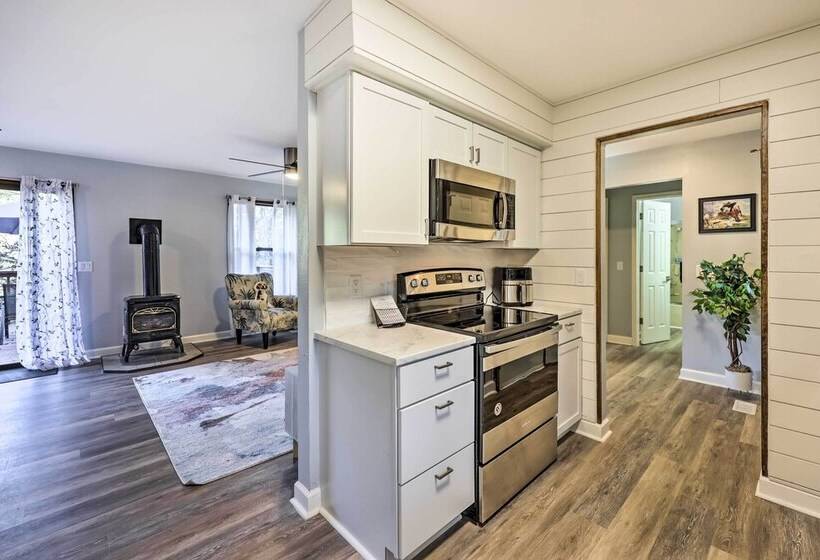 Holiday Island Home: Mountain View + Hot Tub!