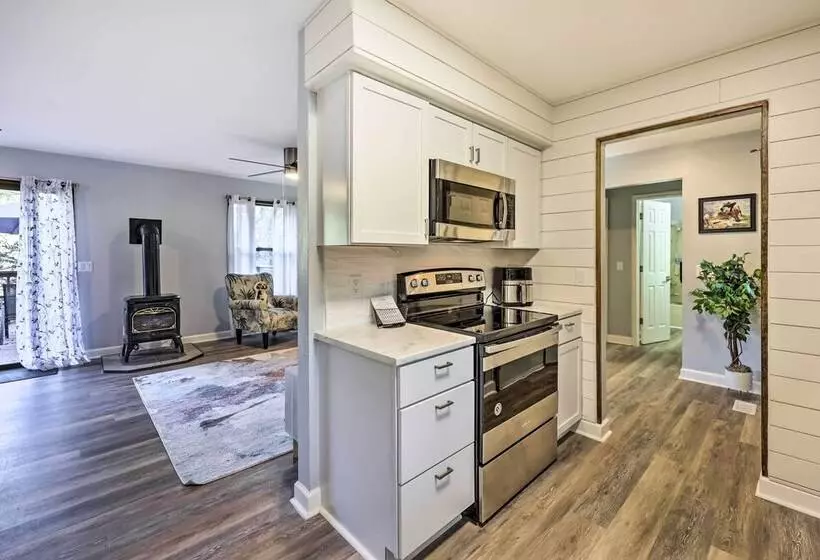 Holiday Island Home: Mountain View + Hot Tub!