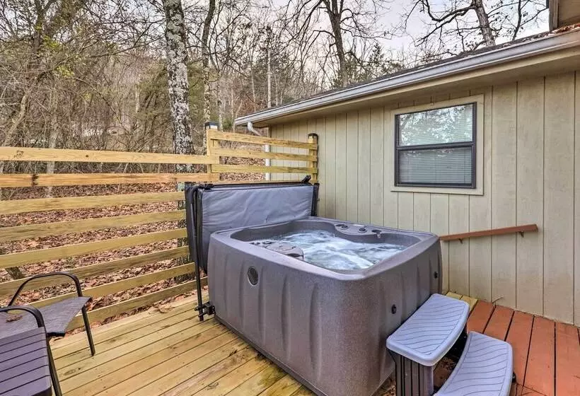 Holiday Island Home: Mountain View + Hot Tub!